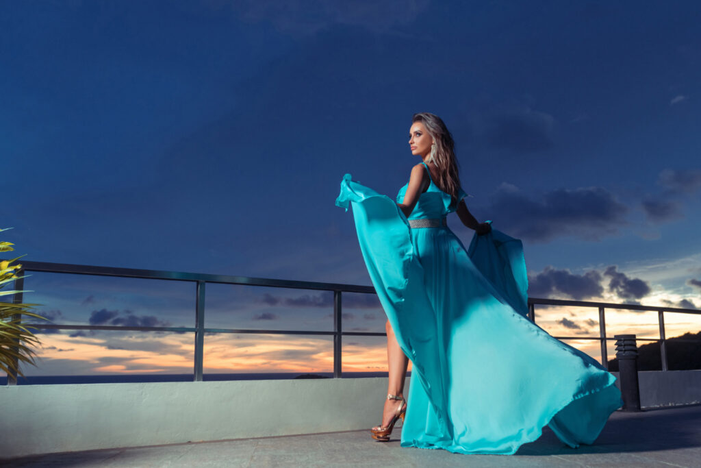 مدل لباس شب پر زرق و برق برای زنان ، با ظرافت در کانون توجه قرار می گیریم