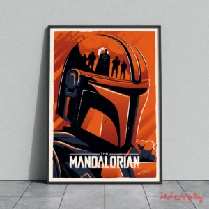 پوستر مینیمال سریال "ماندالوریَن" با تصویری ساده و گرافیکی از نماد معروف "ماندالوریَن". در این تصویر، فقط یه کلاهخود نقره‌ای با طرحی خاص و مرموز دیده می‌شه. در پس‌زمینه‌اش، یه فضای خالی و ساده وجود داره که به تمرکز بیشتر روی نماد ماندالوریَن و القای حس مینیمالیسم کمک می‌کنه.